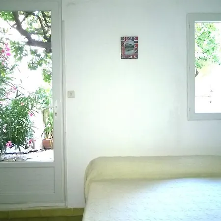 Apartment Climatise Avec Jardin Et Parking Pour 2 Personnes En Bord De